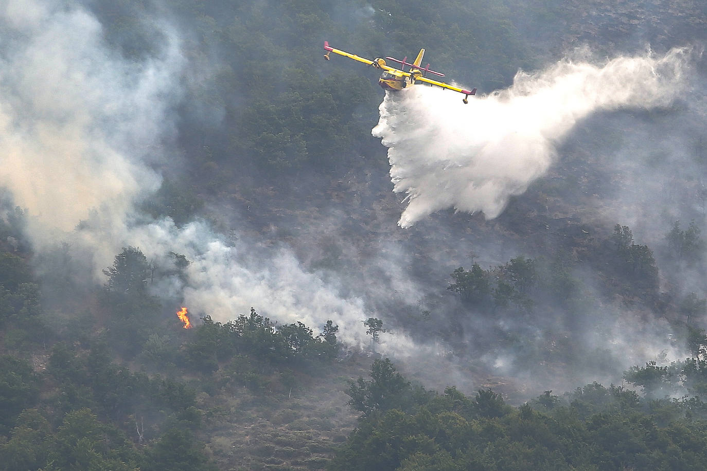Varios medios aéreos y terrestres de la Junta de Castilla y León y del Gobierno de España, participan en la extinción del incendio de nivel 2 en el municipio de Boca de Huérgano