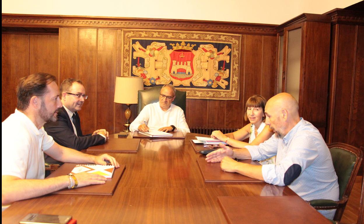 Reunión del alcalde de Ponferrada con los representantes del Incibe.
