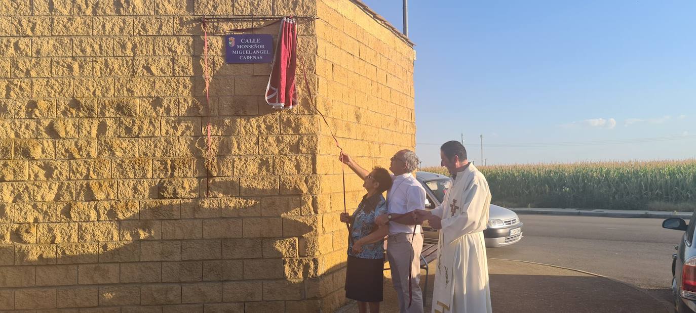 Momento de inauguración de la placa en la calle Monseñor Miguel Ángel Cadenas