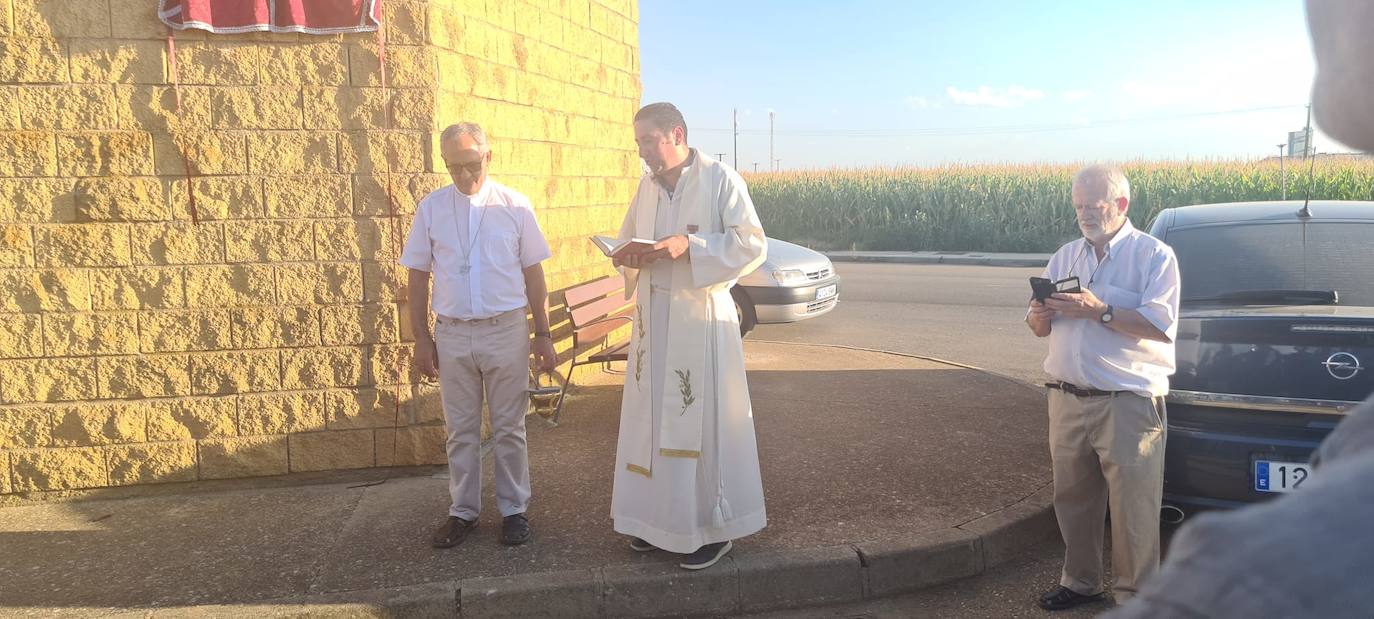 Momento de inauguración de la placa en la calle Monseñor Miguel Ángel Cadenas