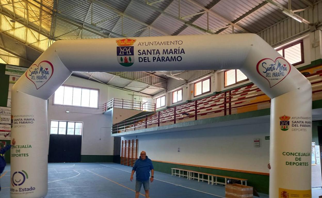 El nuevo arco que ha adquirido Santa María del Páramo para sus eventos deportivos. 