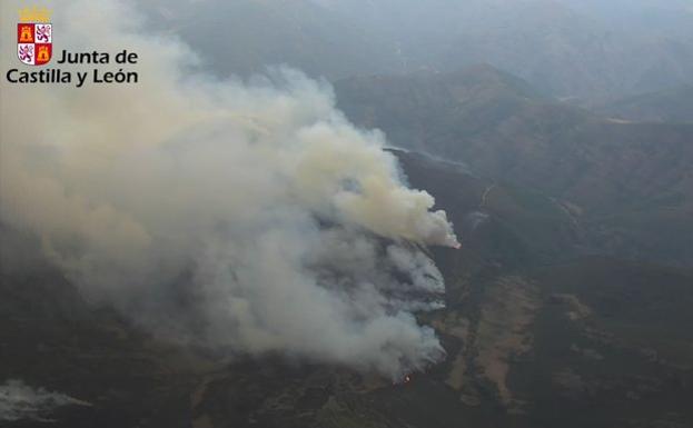 Por otra parte, en el incendio de La Fregeneda el operativo ha podido trabajar toda la noche.