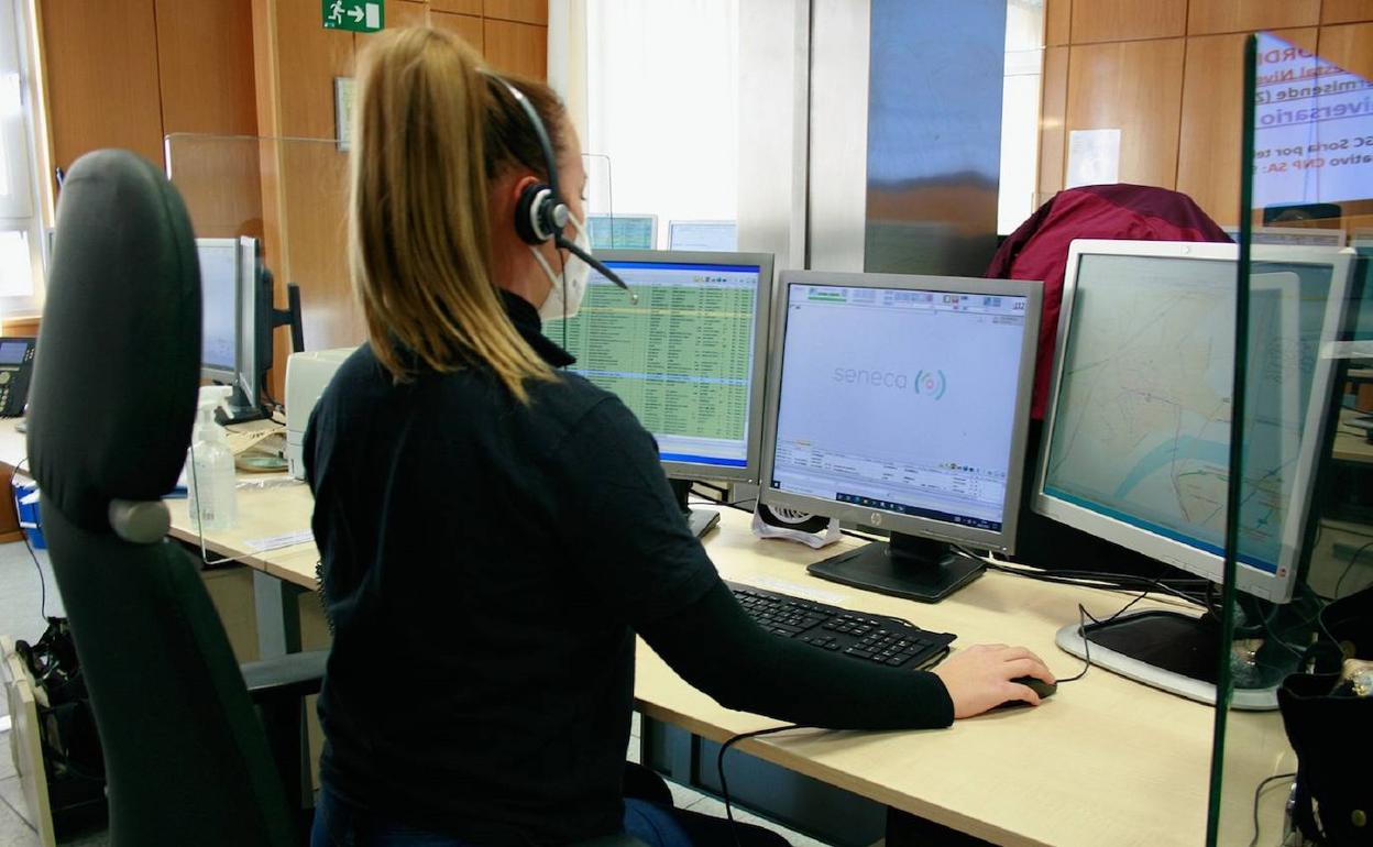 Los trabajadores de atención de llamadas del 112 y 061 acuden a la huelga indefinida