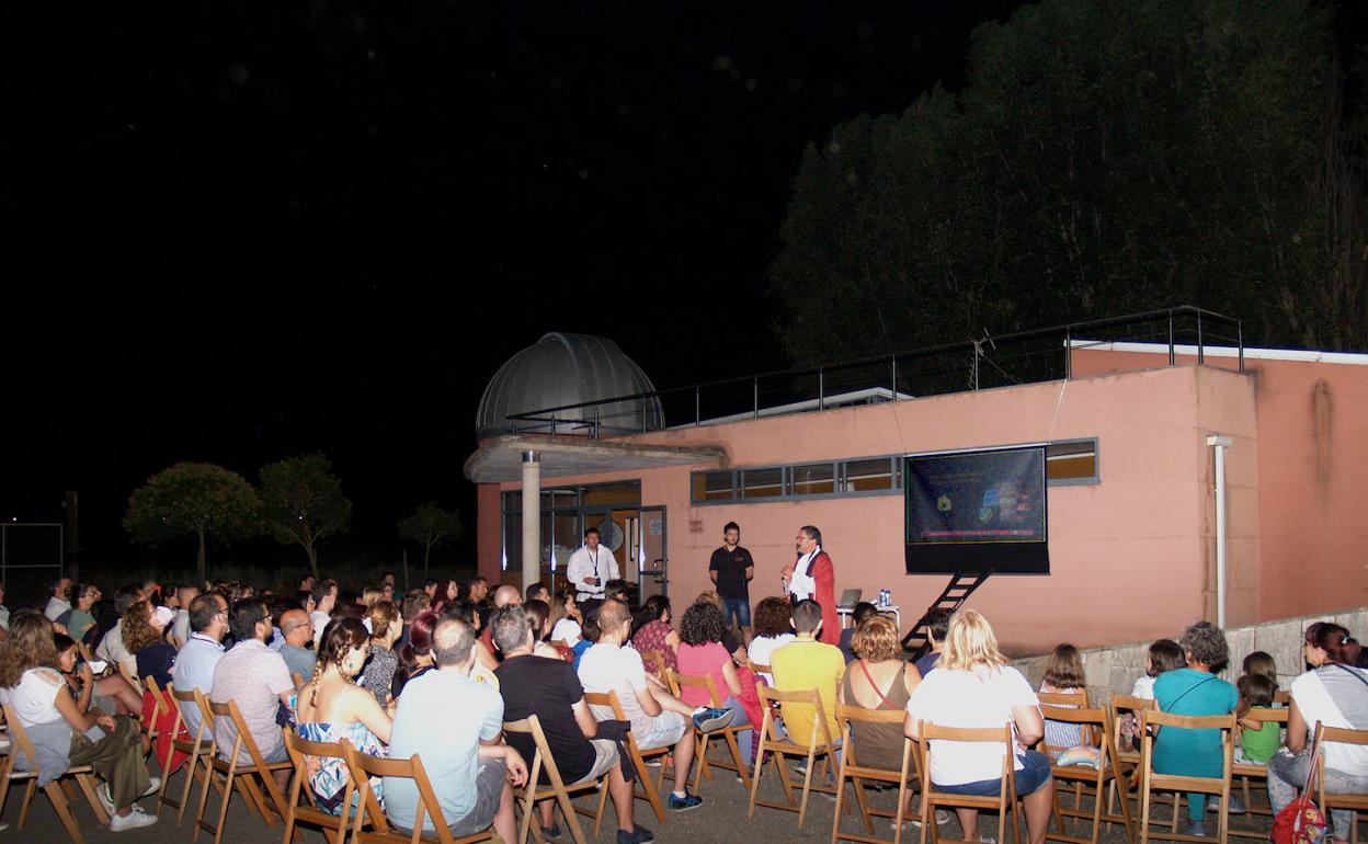 Observación de las perseidas frente al Observatorio Astronómico de León, ubicado en el Coto Escolar. 