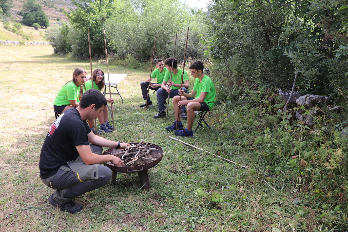 Los cinco niños que participarán en 'Aventura Trashumante' durante esta semana. 