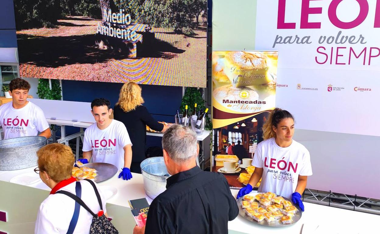 Degustación de productos leoneses en la Feria Internacional de Muestras de Asturias.