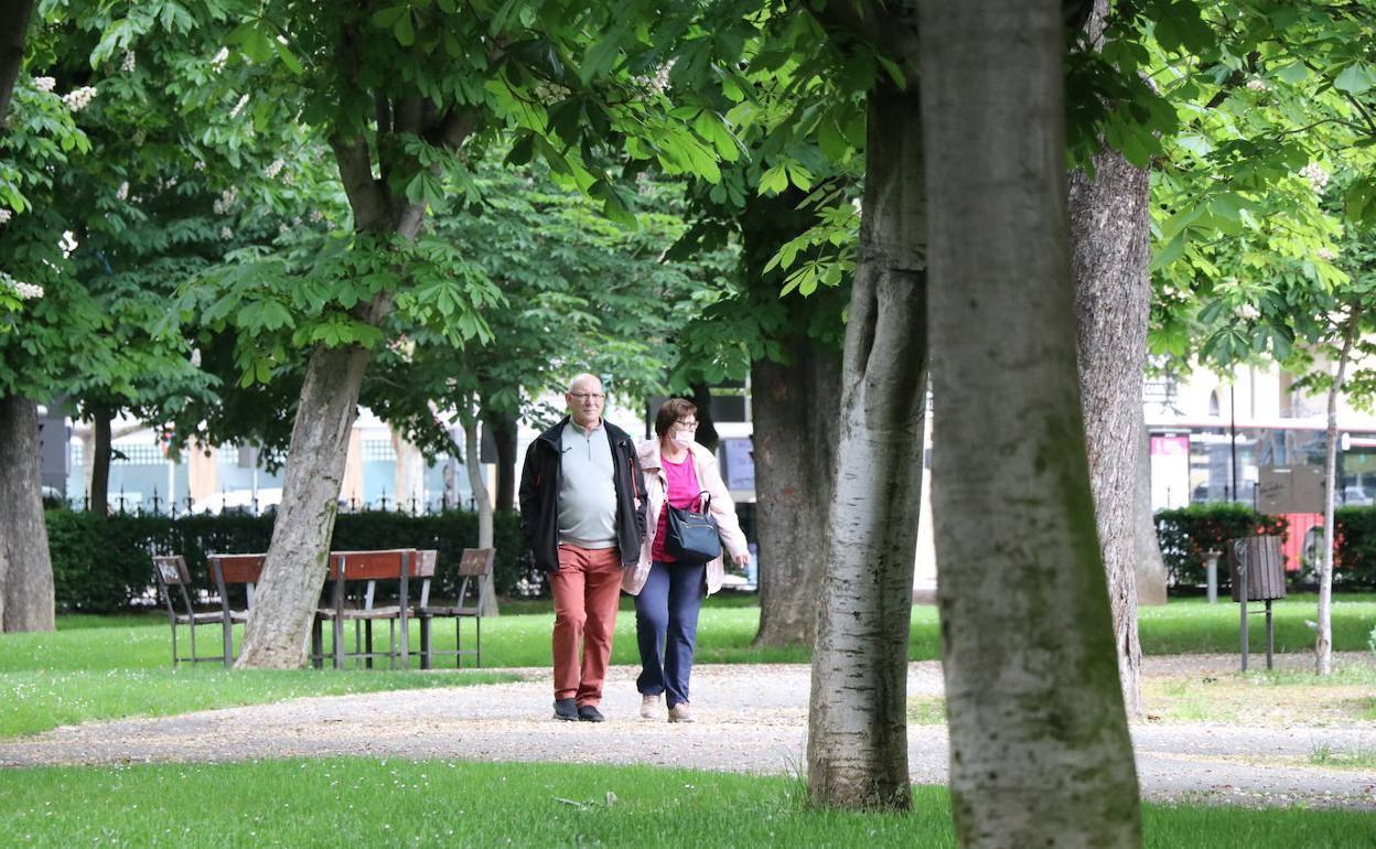 Dos personas circulan por uno de los parques de la ciudad.