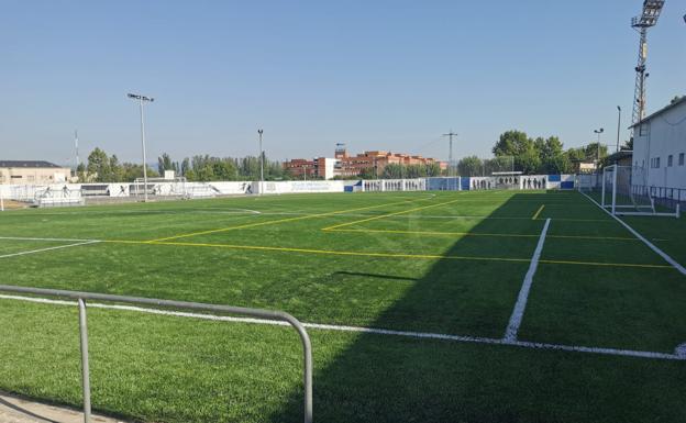 Imagen del nuevo estadio de césped artificial del CD Fuentesnuevas. 