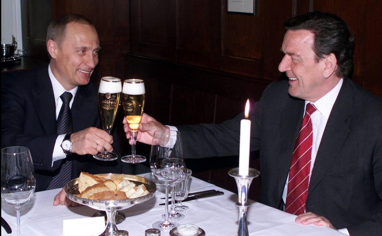 Putin y Schröder brindan en un encuentro anterior. 