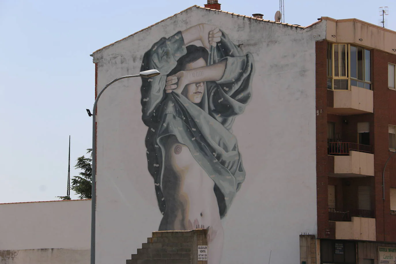 Uno de los cerca de 300 grafitis que inundan La Bañeza. 