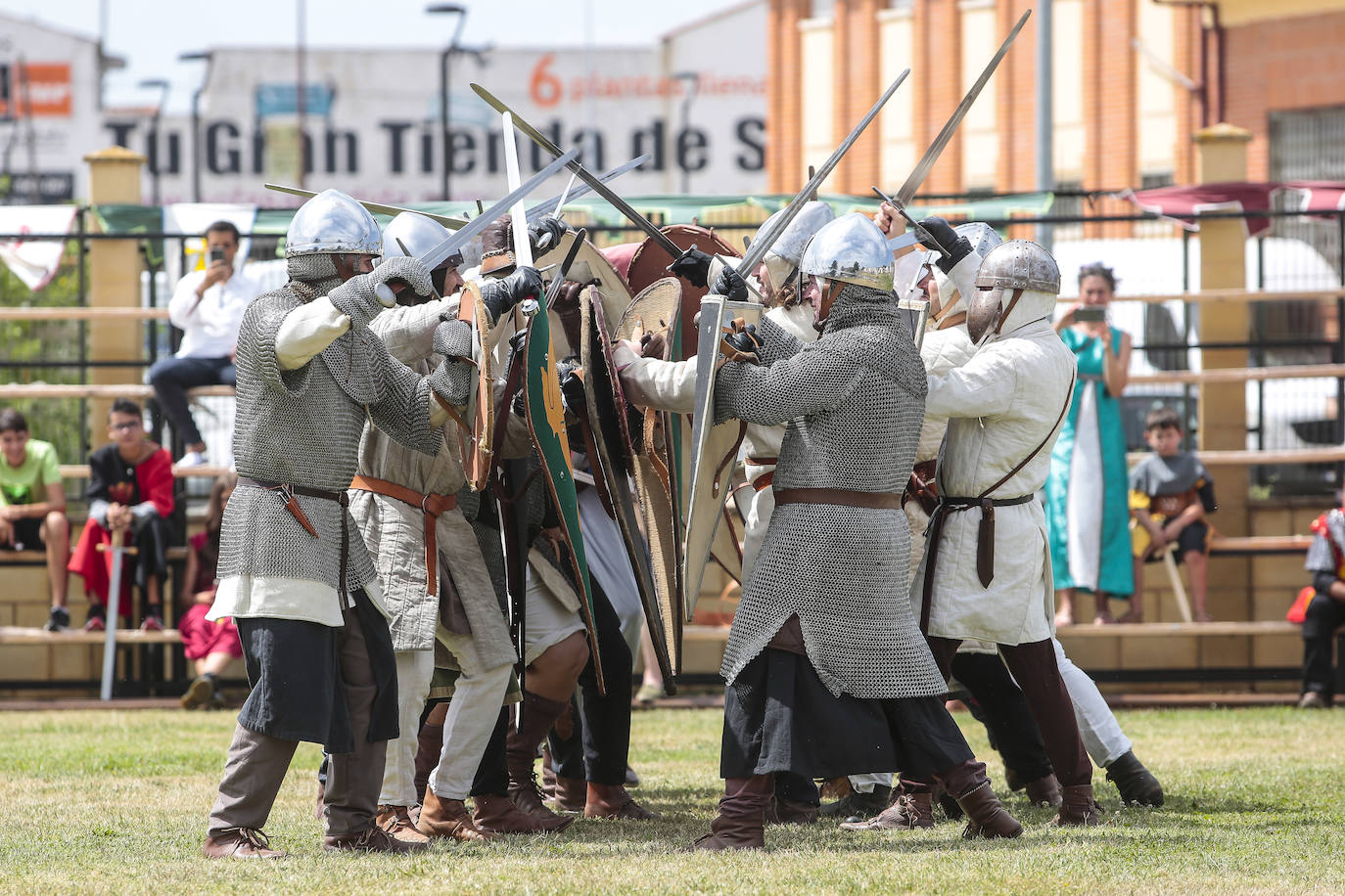 Fotos: Villadangos del Páramo regresa a la Edad Media para revivir la lucha entre Alfonso I de Aragón y los aliados de Urraca