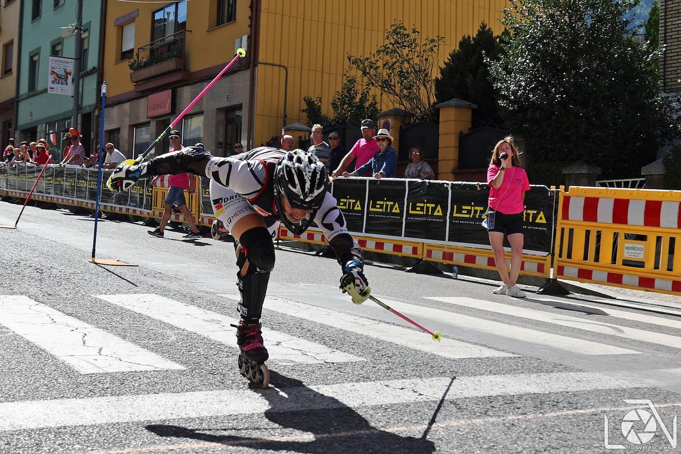 Patinadores durante la prueba del Campeonato de Europa de Slalom. 