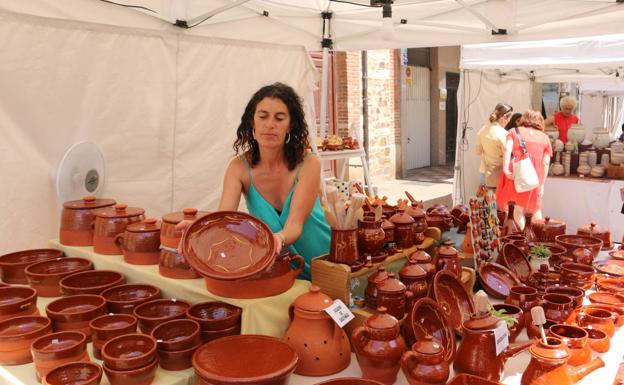 Galería. Una alfarera expone sus piezas en al Feria Internacional de La Bañeza