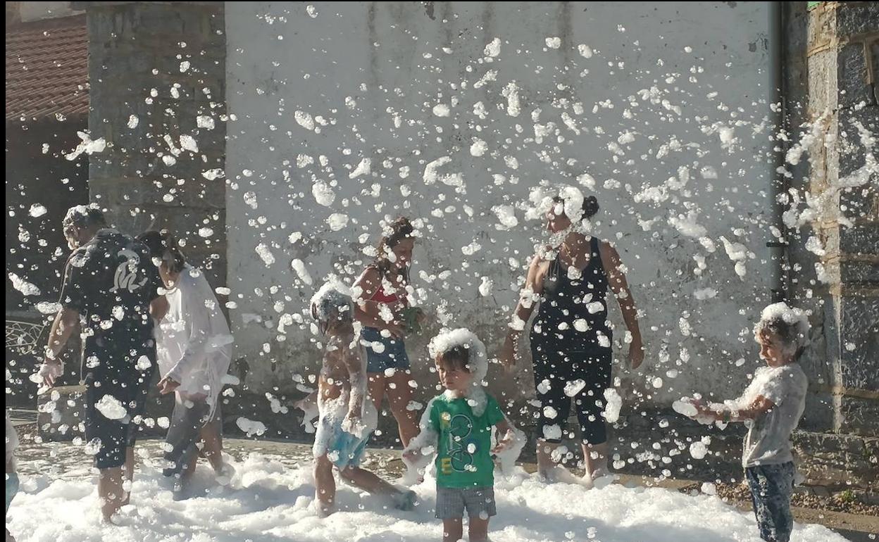 Fiesta de la espuma en Tolibia de Arriba.