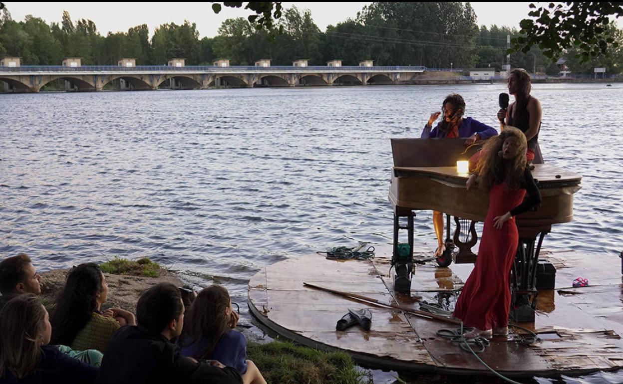 Un instante de la actuación sobre el embalse.