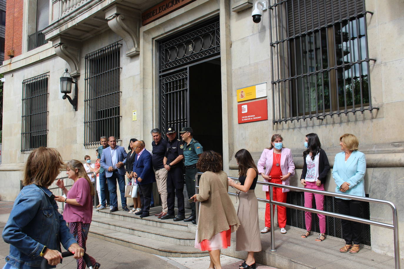 Minuto de silencio en la Subdelegación del Gobierno en León en recuerdo a las víctimas de violencia de género.