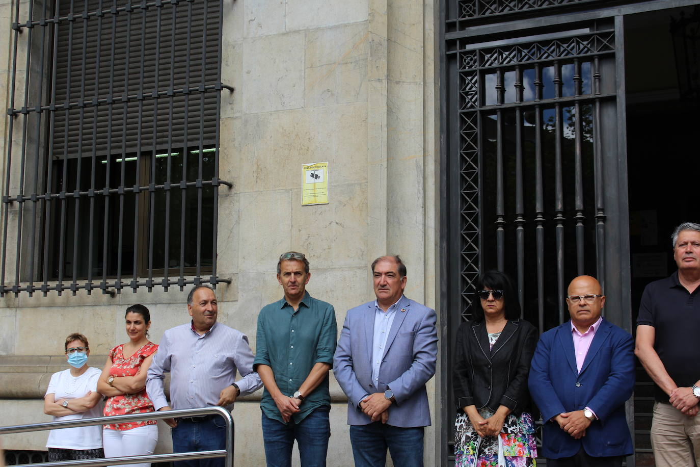 Minuto de silencio en la Subdelegación del Gobierno en León en recuerdo a las víctimas de violencia de género.