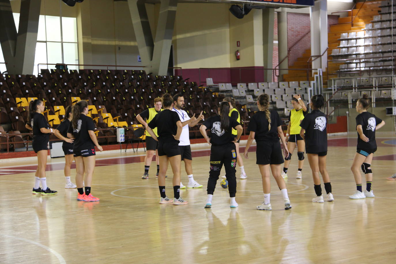 Las jugadoras del Cleba efectúan su primer entrenamiento de la temporada 2022/2023