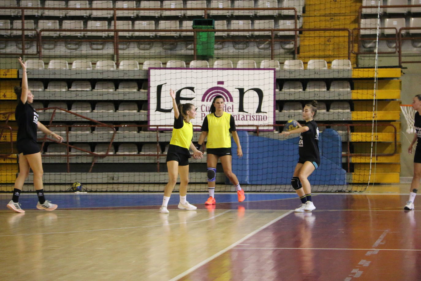 Las jugadoras del Cleba efectúan su primer entrenamiento de la temporada 2022/2023