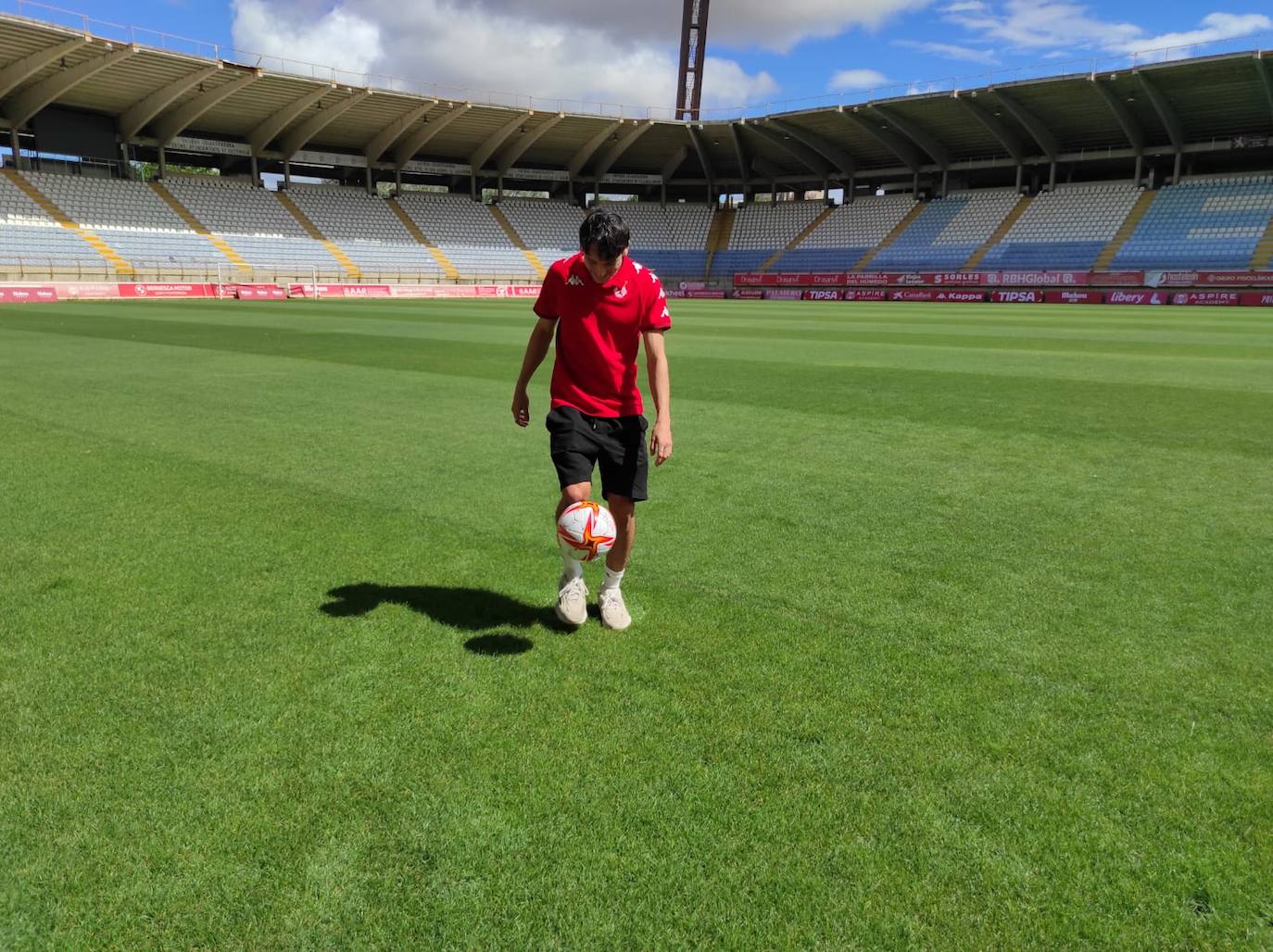 Presentación de Joel López, nuevo jugador de la Cultural y Deportiva Leonesa