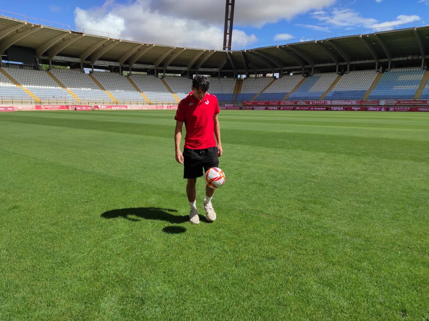 Presentación de Joel López, nuevo jugador de la Cultural y Deportiva Leonesa