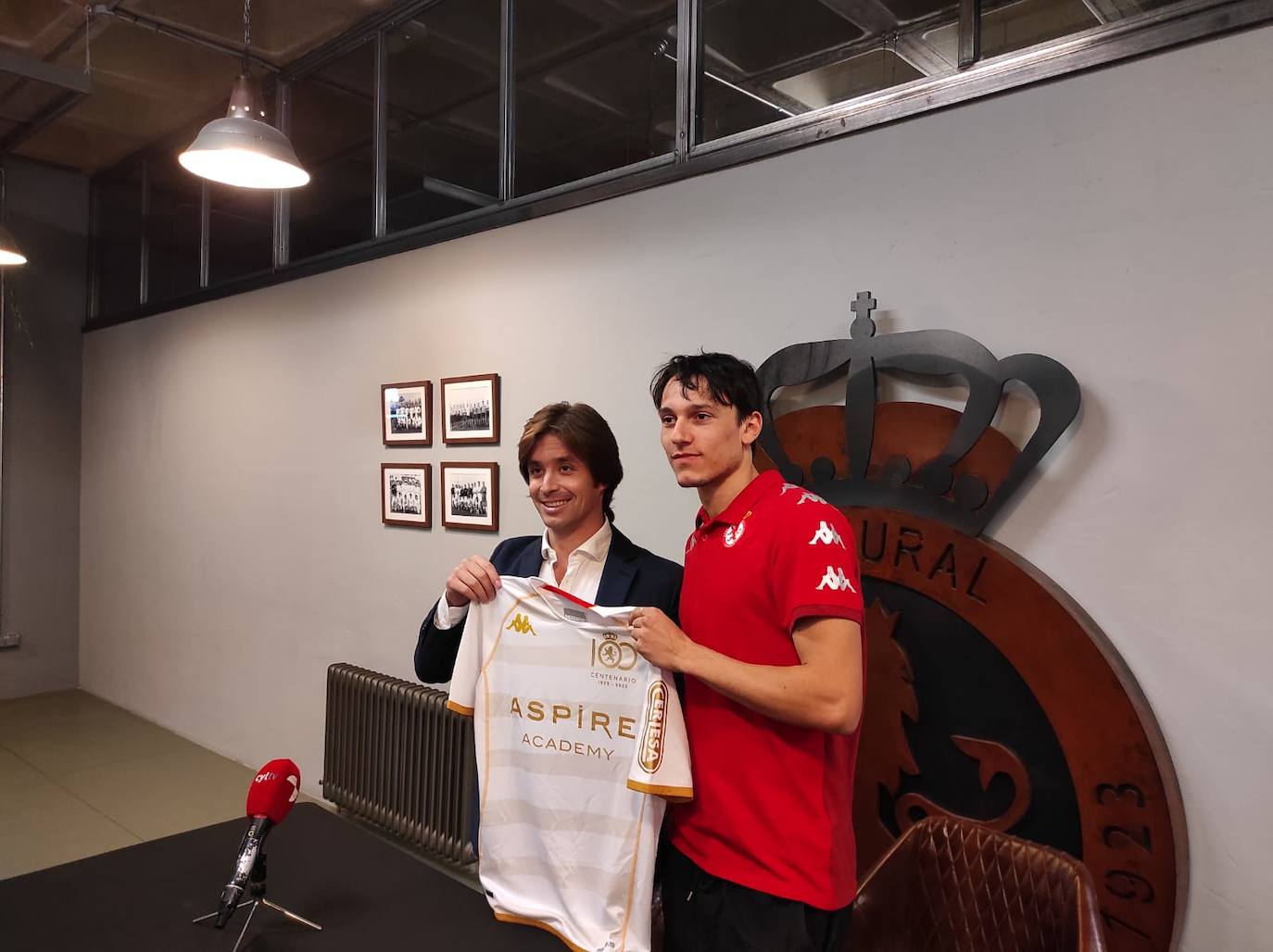 Presentación de Joel López, nuevo jugador de la Cultural y Deportiva Leonesa