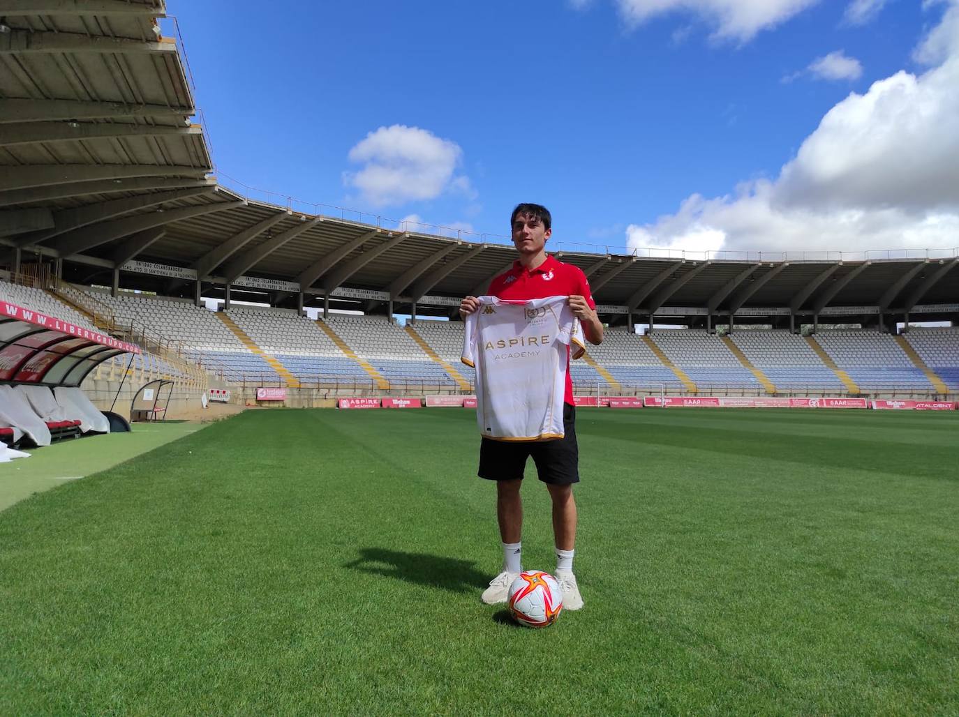 Presentación de Joel López, nuevo jugador de la Cultural y Deportiva Leonesa