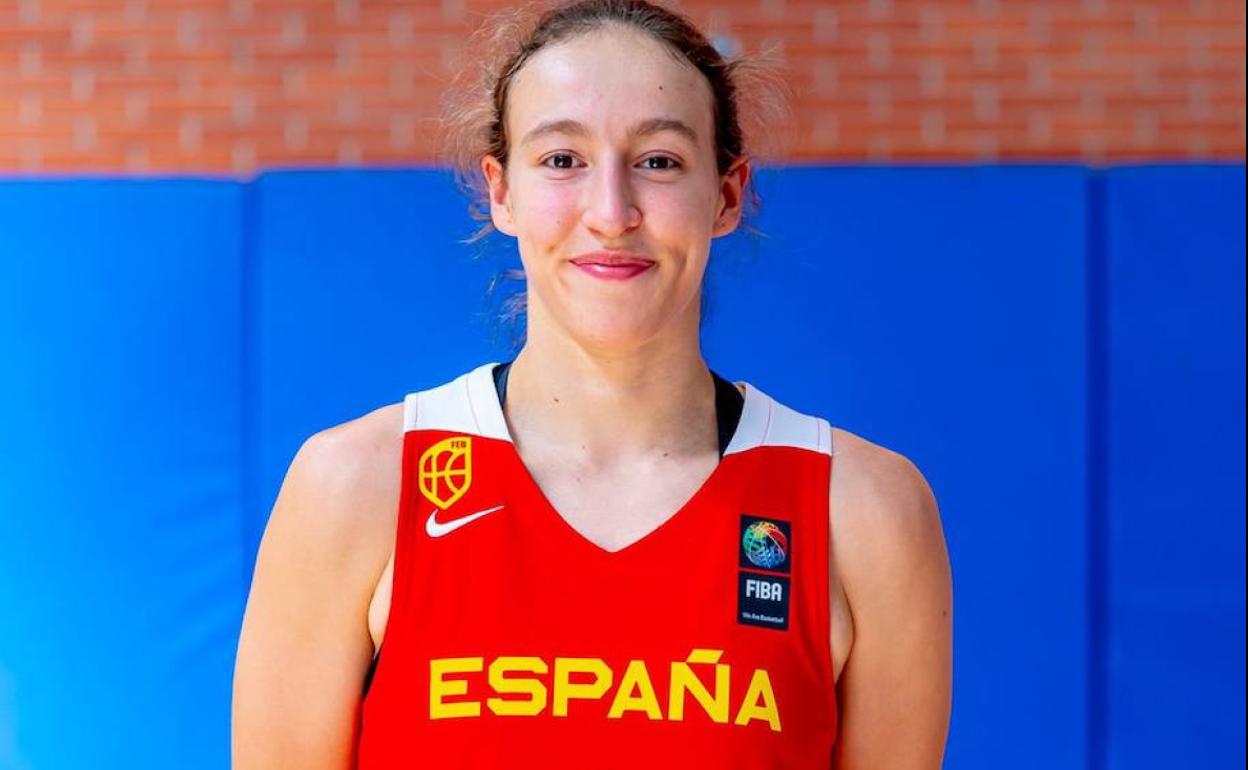 Alicia Flórez con la camiseta de la Selección Española.