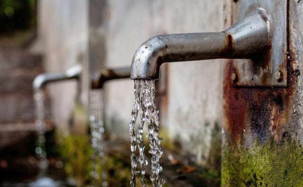 Imagen de archivo de una persona llenando una jarra de agua. 