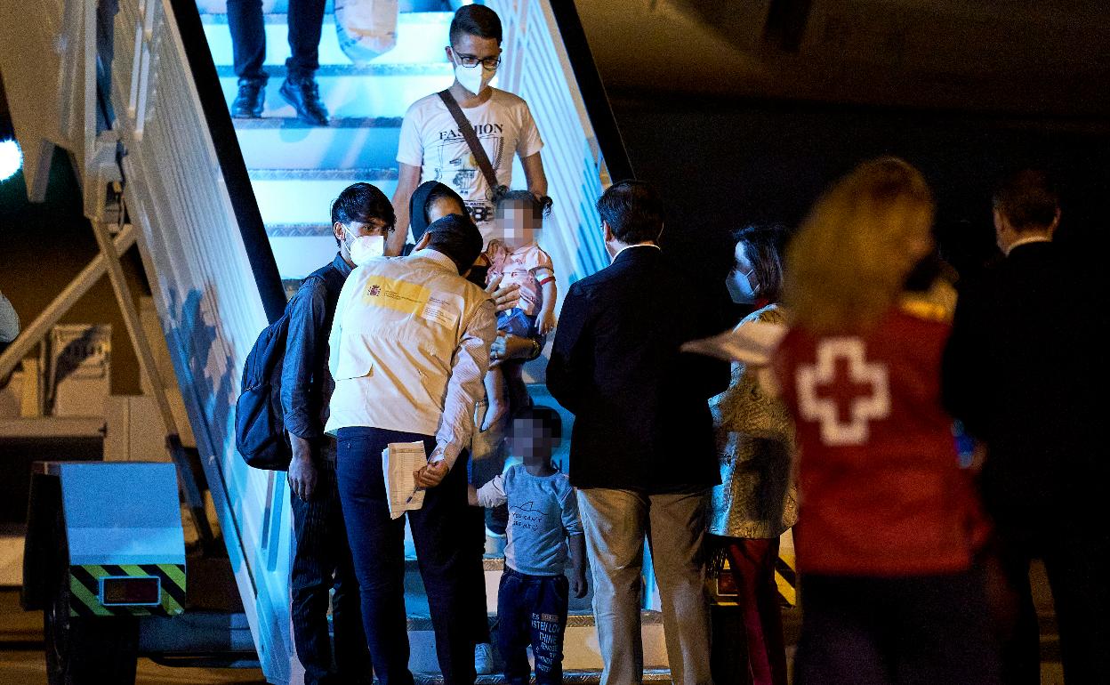 Varios afganos llegan a la Base Aérea de Torrejón de Ardoz, en el segundo vuelo con refugiados.