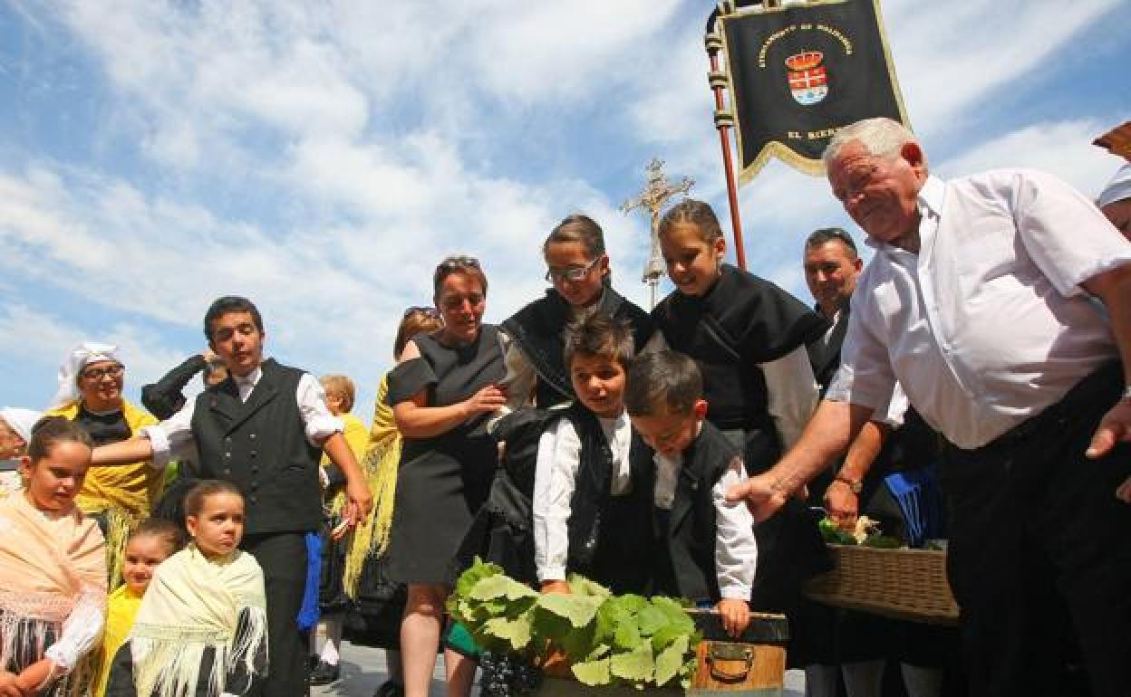 Imagen de archivo de la pisada y ofrenda del primer mosto de la vendimia en la DO Bierzo.