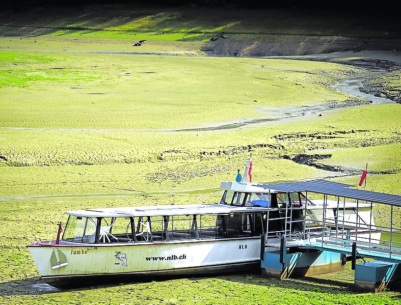 Un barco, en el lecho seco del lago suizo de Les Brenets.