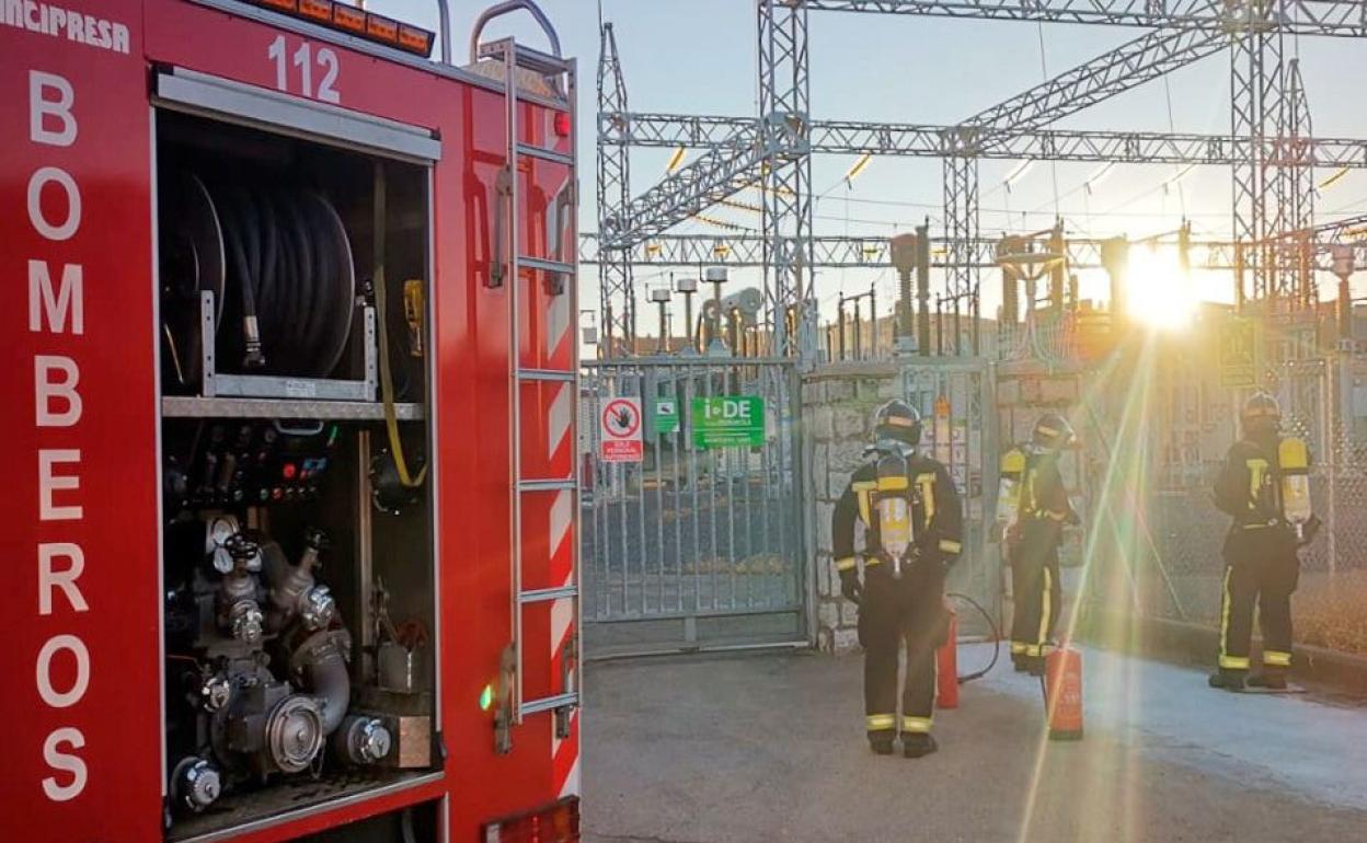 Efectivos de Bomberos León en el lugar de la intervención en Navatejera. 