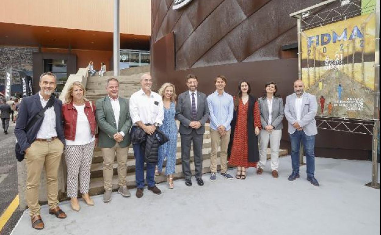 Autoridades y empresarios posan antes de entrar al evento de Guppy en la Feria de Muestras de Gijón.