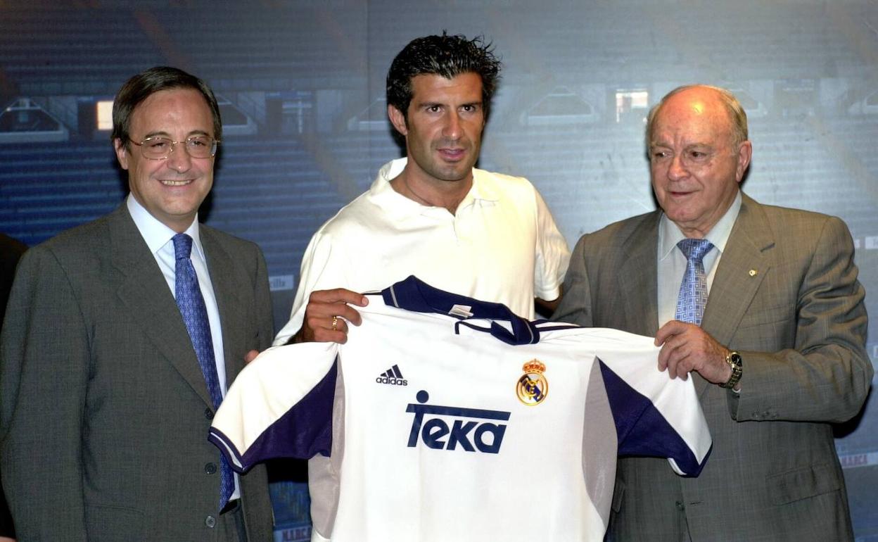 Luis Figo, durante su presentación como jugador del Real Madrid en el año 2000.