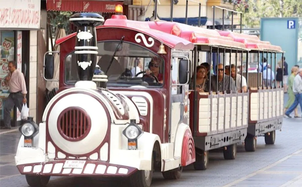 Imagen del tren turístico en León capital, un atractivo que se ha perdido en este verano de 2022. 