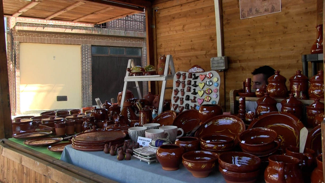 Algunos de los puestos y talleres de la Feria de Artesanía de la localidad. 
