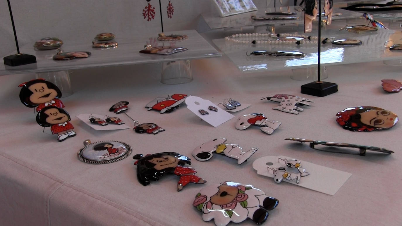 Algunos de los puestos y talleres de la Feria de Artesanía de la localidad. 