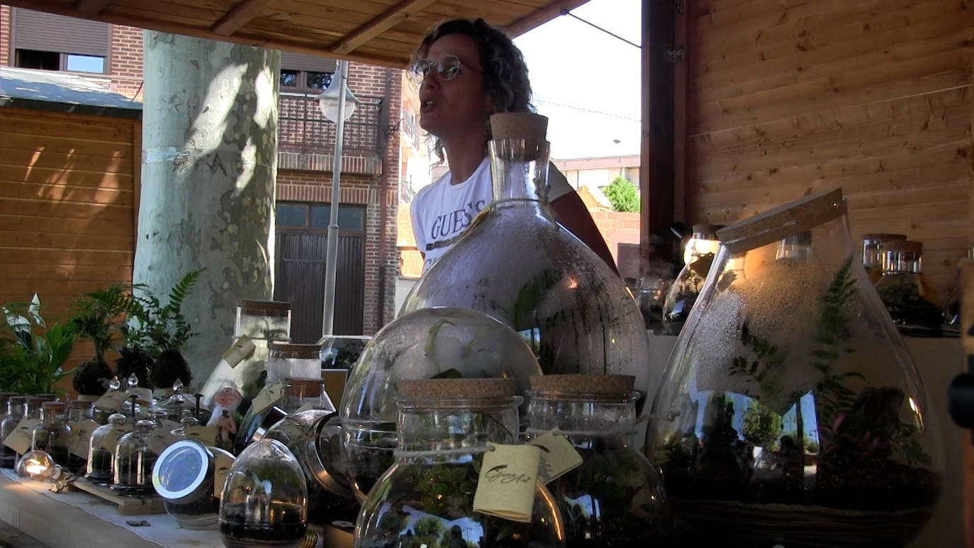 Algunos de los puestos y talleres de la Feria de Artesanía de la localidad. 