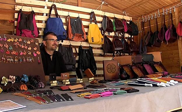 Son 20 artesanos de la provincia y Asturias los que muestran su saber hacer. 