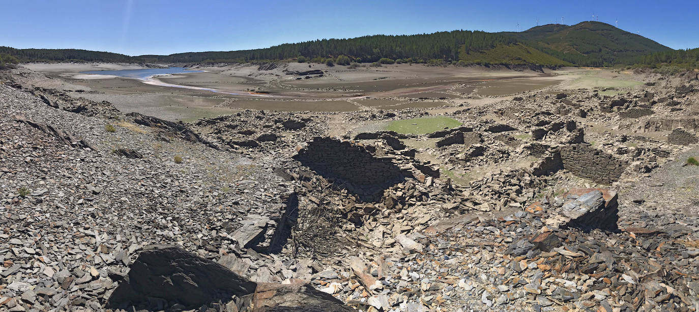 El embalse de Villameca mantiene 2,36 hectómetros cúbicos de una capacidad total de 20; en las imágenes, el fondo ferruginoso del embalse y los restos de Oliegos, el pueblo evacuado a la fuerza en 1945