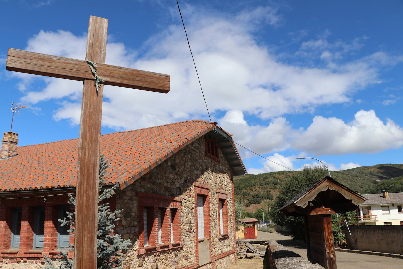 Natural del pequeño pueblo de la montaña leonesa de Aritnero, Juana acudió a la guerra en lugar de su padre para defender el trono de Isabel de Castilla tras la muerte de Enrique IV | Se disfrazó de hombre haciéndose pasar por el caballero Oliveros y consiguió importantes privilegios para la comarca del Curueño por su valentía | Murales, escudos y dibujos recuerdan la figura de la dama en su pueblo natal.