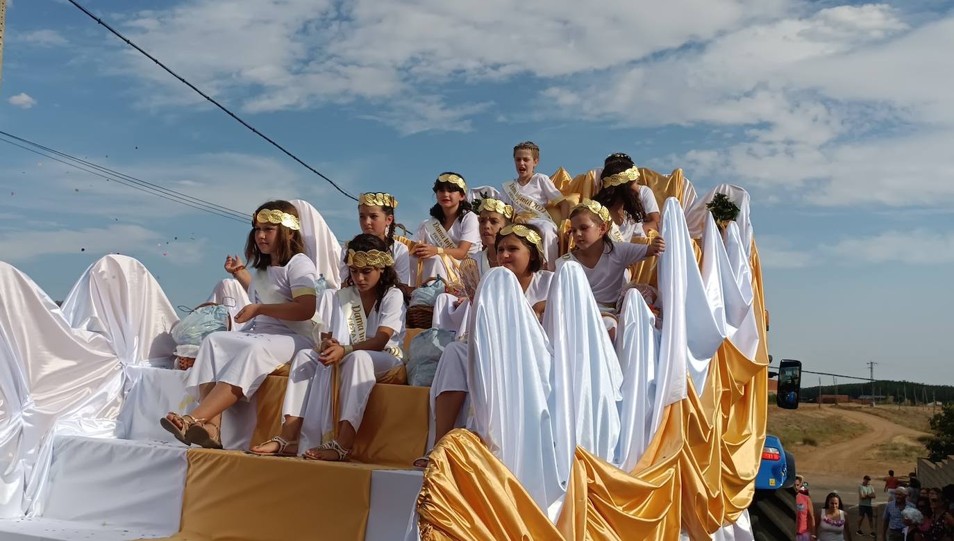 La localidad celebra su fiesta de la alubia con un gran desfile de carrozas llenas de color y nueva normalidad