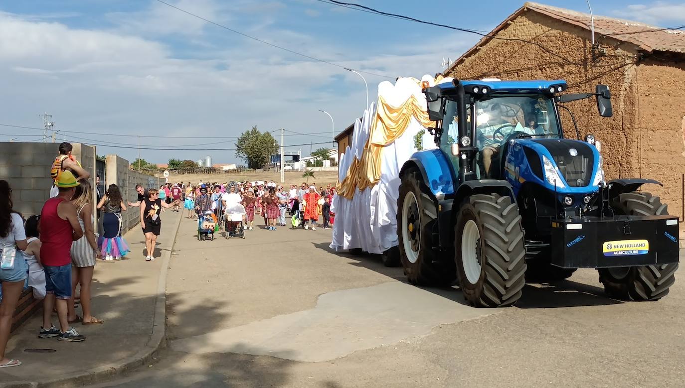 La localidad celebra su fiesta de la alubia con un gran desfile de carrozas llenas de color y nueva normalidad