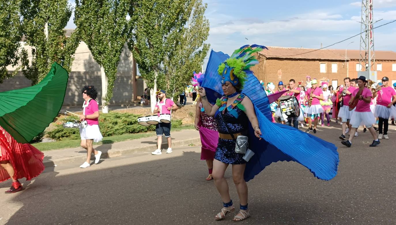 La localidad celebra su fiesta de la alubia con un gran desfile de carrozas llenas de color y nueva normalidad