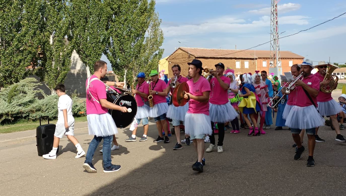 La localidad celebra su fiesta de la alubia con un gran desfile de carrozas llenas de color y nueva normalidad