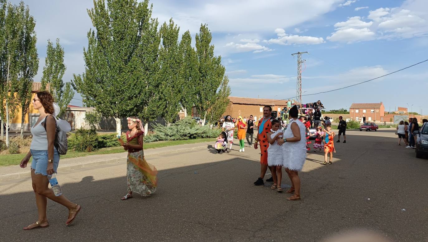 La localidad celebra su fiesta de la alubia con un gran desfile de carrozas llenas de color y nueva normalidad