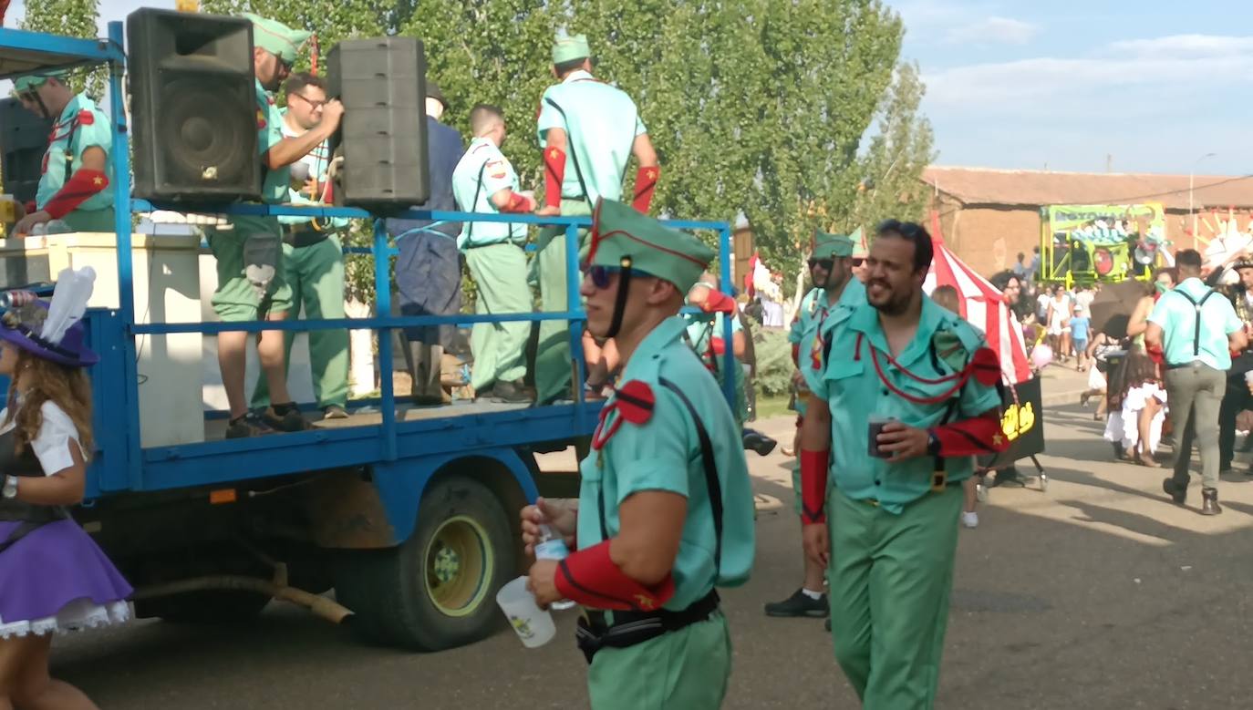 La localidad celebra su fiesta de la alubia con un gran desfile de carrozas llenas de color y nueva normalidad