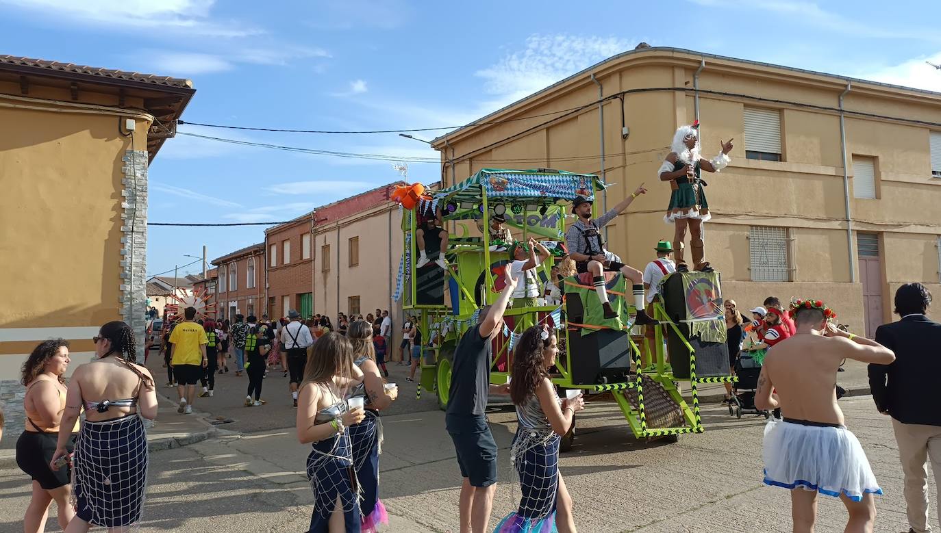 La localidad celebra su fiesta de la alubia con un gran desfile de carrozas llenas de color y nueva normalidad