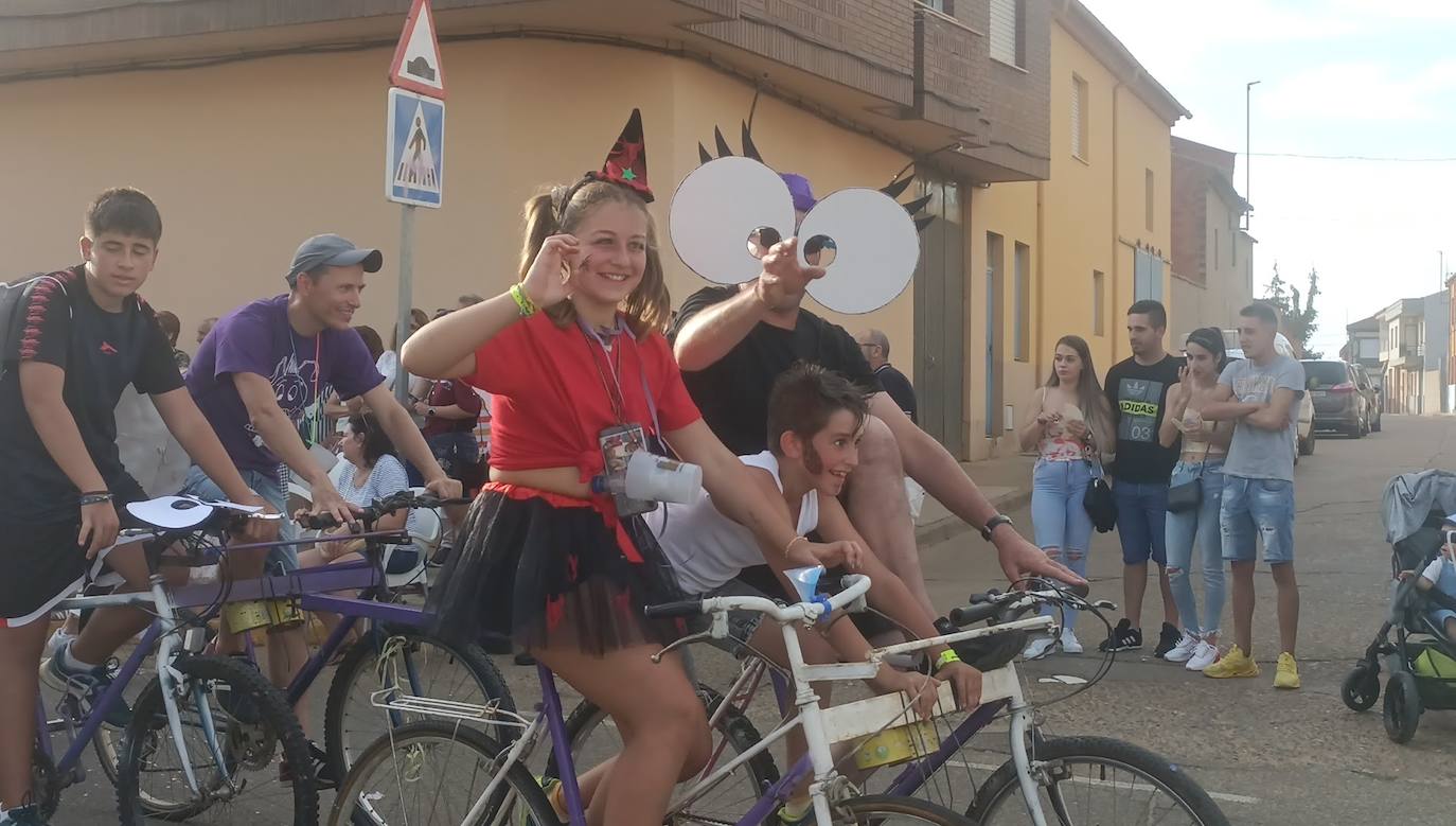 La localidad celebra su fiesta de la alubia con un gran desfile de carrozas llenas de color y nueva normalidad